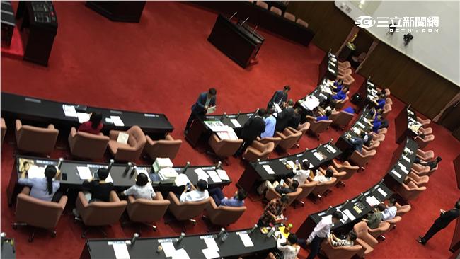 藍「提異議又按贊成」　綠委大崩潰