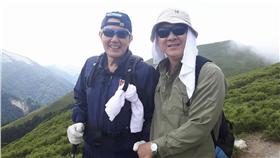 前總統,馬英九,臉書,照片,台灣百岳之美,拐杖,石門山,粗棉手套,死亡之握,護衛(https://www.facebook.com/photo.php?fbid=1122044901193440&set=gm.885458654910834&type=3&theater)