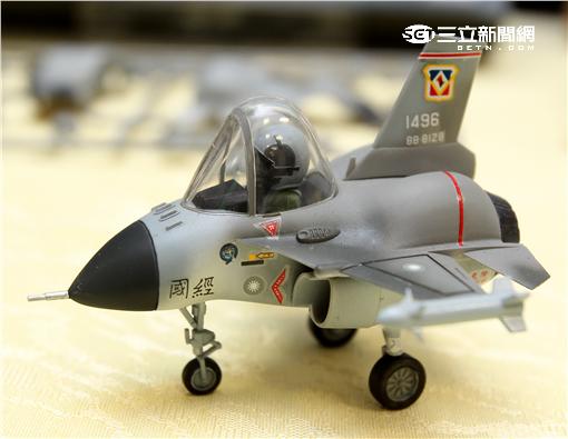 國防部發行105年全民國防教育文宣品，經國號Q版戰機。（記者邱榮吉/攝影）

