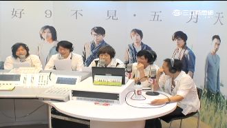 五月天放送手指愛心　反被糗：數錢嗎