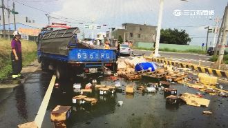 貨車搶快遭撞翻　柴油外洩驚險一瞬
