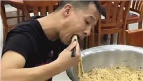 大胃王,消防員,出勤,泡麵,宣傳員,駕駛員,消防車,泡麵哥,部隊(東網http://tw.on.cc/cn/bkn/cnt/news/20160727/bkncn-20160727070820694-0727_05011_001.html)