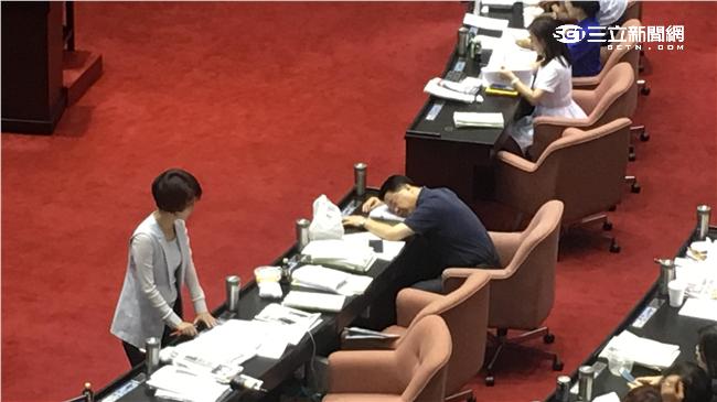 立院馬拉松累癱　吳秉叡邊睡邊表決