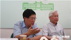 行政院政務委員吳政忠（右）與科技會報執行秘書郭耀煌。（記者盧素梅攝）