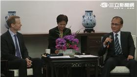 行政院長林全（右）會見美國商會Mr. Dan Silver（銀丹）。（記者盧素梅攝）