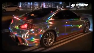七彩炫膜貼車身　移動霓虹燈超吸睛