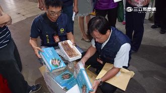 噁賣過期海鮮貨　換紙箱掩蓋有效期限