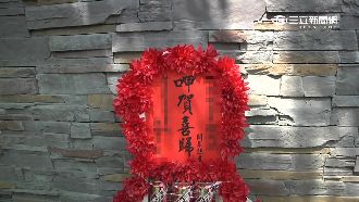 「罐頭塔」慶餐廳開幕　祝賀語超有梗