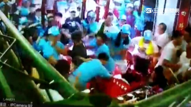 遶境爆衝突！信徒互毆扔易燃物燒神壇