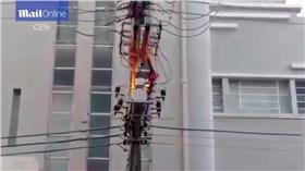 男爬電線桿／YouTube