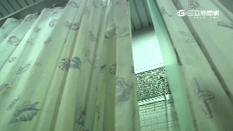 洗澡門簾突然被拉開　女客被看光光