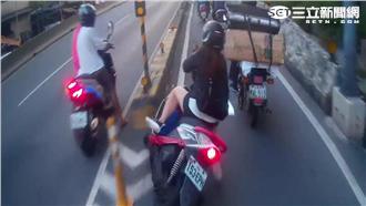 兩車靠太近釀禍　短褲妹摔車雙腿破相