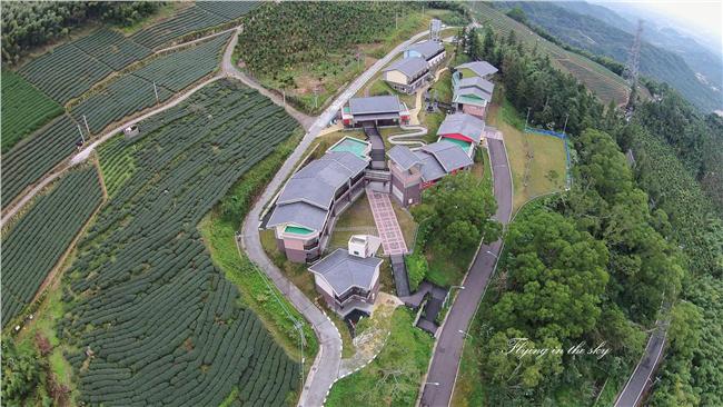 攝影師空拍出奇景　超美學校像台灣