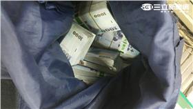  婦人扔下190萬後便下車離開（翻攝畫面）
