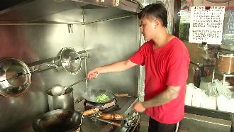 麵店老闆背後長眼？賊偷錢被打到求饒