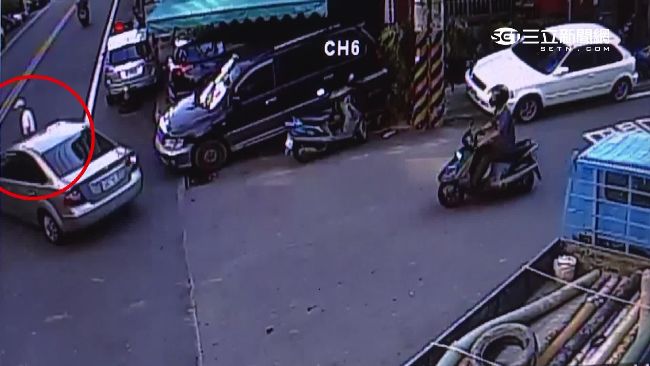 轎車右轉未煞停　8旬老翁遭捲入車底