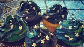 銀河,星空,宇宙,甜點,太空,杯子蛋糕,奶油,蛋糕,甜食,夢幻,cake,food,食物,華麗,美麗,少女,漂亮-翻攝自 fromscratchbakedgoods IG https://www.instagram.com/p/4KWIWwrxUJ/?tagged=galaxycupcakes