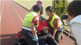 直升機救出高市登山隊
高雄市1支登山隊未申請就攀登南投仁愛鄉干卓萬山群
峰，有成員眼睛被刺傷，空勤直昇機29日早上將登山隊
救出。
（南投縣消防局提供）
中央社記者吳哲豪傳真  105年7月29日