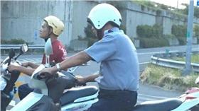 警察戴反安全帽_https://www.facebook.com/photo.php?fbid=1338424356187144&set=a.407470172615905.109423.100000587775942&type=3&theater