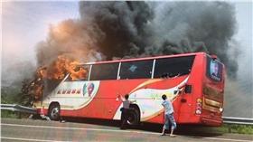 國道桃園段發生有史以來最嚴重的火燒車（翻攝畫面）