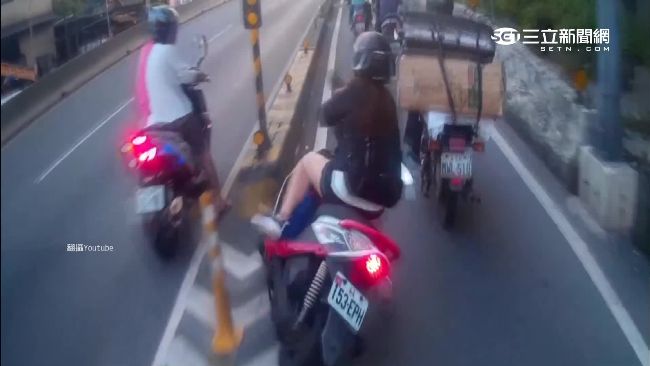 短褲妹橋上慘摔　3男騎士火速救美