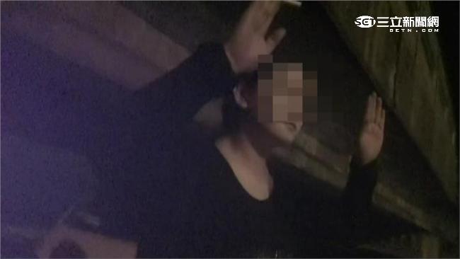 車輛冒煙引注意　熟女胸前藏毒遭逮