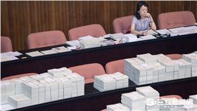 ▲臨時動議提案文書擺滿議事桌（圖／記者林敬旻攝）