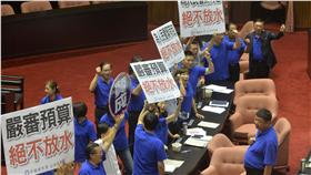 立法院臨時會29日最後1天，朝野立委經過一整天的表決戰後，在晚間6點終於結束議程，國民黨委員們舉牌強調是為人民看緊荷包、嚴審預算、絕不放水。中央社記者孫仲達攝  105年7月29日