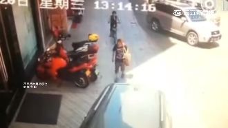 屁孩狠踹7旬老翁　還牽腳踏車輾雙腳