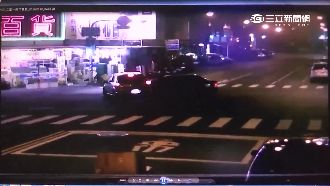 轎車路口相撞　雙方當街上演全武行