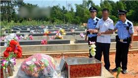 盜墓賊狂砸女性墳墓（圖／翻攝自微博）