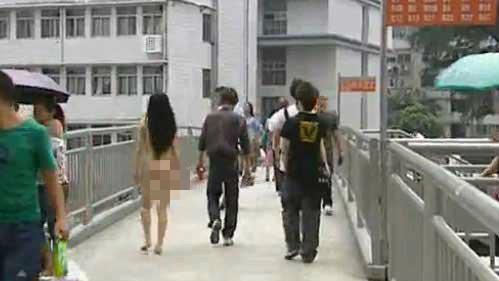 女大生遭父訓斥　竟脫光衣物奪門而出