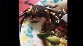 泰國涼拌沙拉驚見螃蟹（圖／翻攝自YouLike(คลิปเด็ด)臉書）