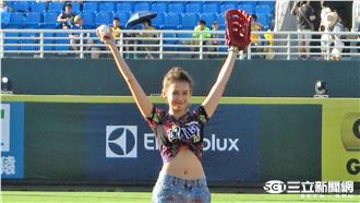影／袁艾菲開球處女秀　嗨到大吼大叫