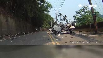 撞重機遭追逐？吉普車撞山壁母死子傷