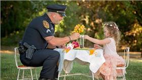 感人,警察,員警,下午茶,茶會,英雄
（翻攝Chelle Cates Photography：https://goo.gl/ohY6OH）