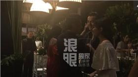 霍建華捧著胡歌臉(圖/翻攝自新浪娛樂微博)