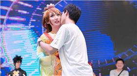 宅男強吻showgirl／翻攝騰訊網