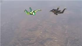 男不開降落傘從7千米高空跳下_https://www.youtube.com/watch?v=g8j0YFzmqWc