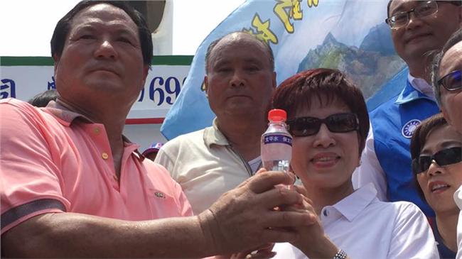 直播登太平島漁船返航　洪秀柱高人氣