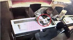 簡嫌盜刷精品簽帳。圖/台北市刑大提供