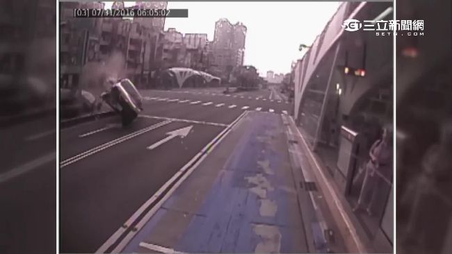男酒駕撞分隔島　司機急煞救了20人