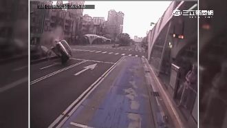 男酒駕撞分隔島　司機急煞救了20人