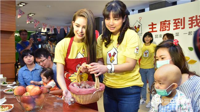 一頓飯給病童勇氣　昆凌主廚暖心上菜
