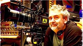 盧貝松
https://www.facebook.com/LucBessonOfficial/photos/a.977887732255984.1073741828.972003916177699/1111051998939556/?type=3&theater