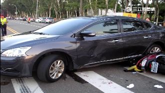 違規迴轉遭機車衝撞　孕婦甩飛卡車底