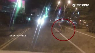 恆春假摔哥演技差　車前5米先撲倒