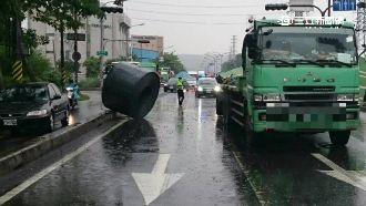 板台斷曳引車翻覆　10噸鋼圈掉路邊