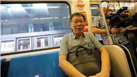 柯文哲搭捷運(圖/北市府提供)