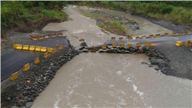 花蓮大雨 永豐橋便道沖刷流失
受颱風妮妲外圍環流影響，花蓮昨晚開始下大雨，1日
凌晨1時多富里鄉豐南雨量站時雨量32.5毫米，台23線
永豐橋便道被沖刷流失，公路單位已於現場警戒。
（公路總局提供）／中央社